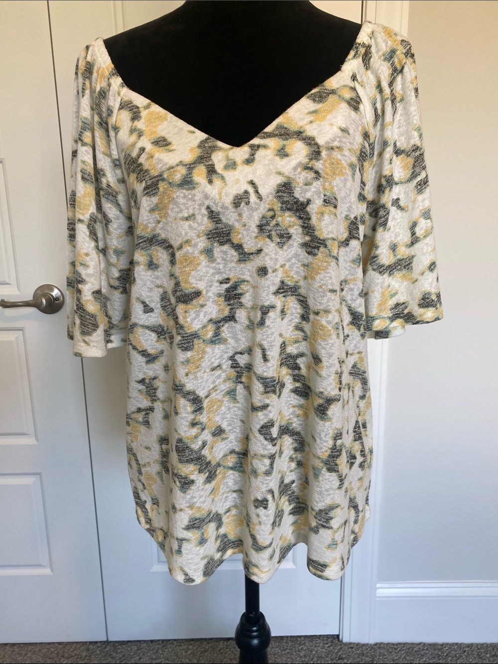 Bobeau, Women’s Floral-Print V-Neck Top in White, Yellow & Gray
